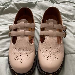 8065 VIRGINIA LEATHER MARY JANE SHOES, DR. MARTENS. PARCHMENT BEIGE. SIZE: 11.